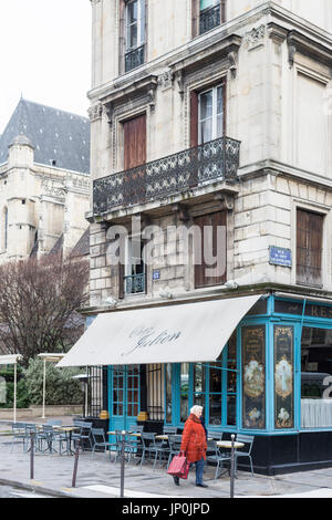 Paris, Frankreich - 2. März 2016: Frau zu Fuß vorbei an Restaurant Chez Julien auf Rue du Pont Louis-Philippe im Marais, Paris Stockfoto