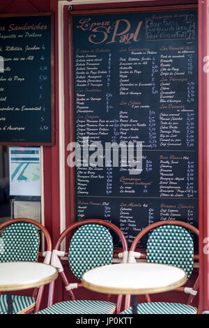 Paris, Frankreich - 2. März 2016: Speisekarte an Bord und Tisch und Stühlen außerhalb der Petit Saint-Paul-Bistro in der Rue Saint-Paul im Marais, Paris. Stockfoto