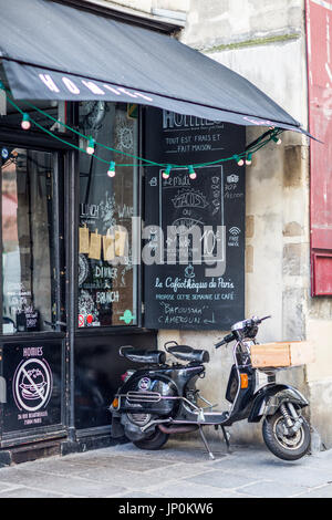 Paris, Frankreich - 2. März 2016: Homies feine Tapas Bistro im Marais, Paris, mit Oldtimer Motorroller außerhalb geparkt Stockfoto