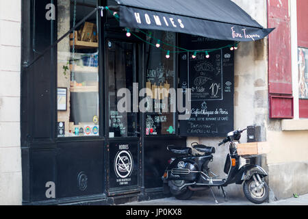 Paris, Frankreich - 2. März 2016: Homies feine Tapas Bistro im Marais, Paris, mit Oldtimer Motorroller außerhalb geparkt Stockfoto