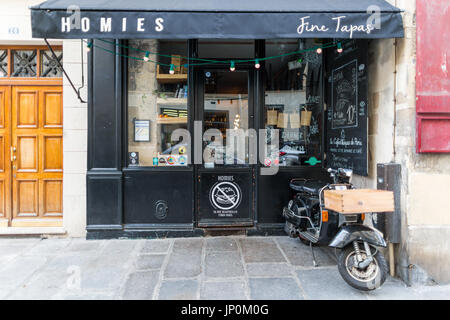 Paris, Frankreich - 2. März 2016: Homies feine Tapas Bistro im Marais, Paris, mit Oldtimer Motorroller außerhalb geparkt Stockfoto