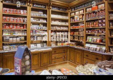 Brügge, Belgien – 31. Oktober 2010: Interieur von Schokolade und Keks-Shop in Brügge, Belgien Stockfoto