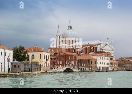 Venedig, Italien - 23. April 2012: Kirche von Il Santissimo Redentore, aus den Canale della Giudecca, Venedig, Italien, eine aus dem 16. Jahrhundert Kirche von Palladio entworfen. Stockfoto