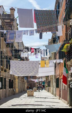 Venedig, Italien - 26. April 2012: Kleidung zum Trocknen auf Wäscheleinen gespannt zwischen Gebäuden im Castello Bezirk von Venedig. Stockfoto