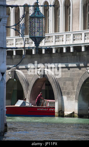Venedig, Italien - 26. April 2012: Ein Boot aus Venedig Feuerwehr herausziehen das Feuerwehrhaus direkt an den Canal Grande in Venedig. Stockfoto
