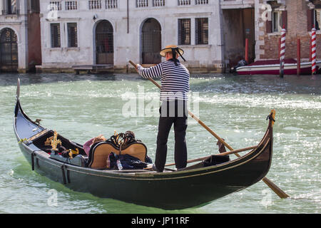 Venedig, Italien - 26. April 2012: Gondel und Gondoliere auf dem Canale Grande, Venedig. Stockfoto