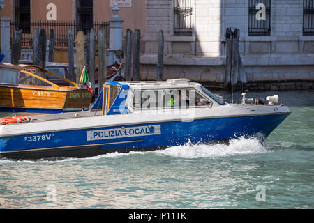 Venedig, Italien - 26. April 2012: Polizeiboot am Canal Grande in Venedig, Italien. Stockfoto