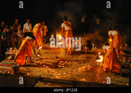 Priester eine feuerpuja am Ufer des Flusses Ganges Stockfoto