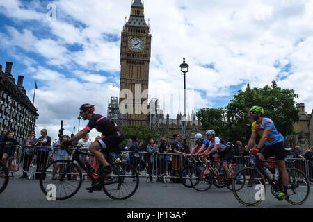 London, UK. 30. Juli 2017. Fahrer weiter die Houses of Parliament in den aufsichtsrechtlichen Fahrt London Radrennen 30. Juli 2017. Tausende von Amateur- und Profi-Radfahrer fahren 100 Mile Route durch London und Surrey Veredelung auf der Mall außerhalb Buckingham Palace. Bildnachweis: Claire Doherty/Pacific Press/Alamy Live-Nachrichten Stockfoto
