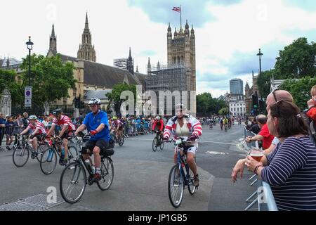 London, UK. 30. Juli 2017. Fahrer weiter die Houses of Parliament in den aufsichtsrechtlichen Fahrt London Radrennen 30. Juli 2017. Tausende von Amateur- und Profi-Radfahrer fahren 100 Mile Route durch London und Surrey Veredelung auf der Mall außerhalb Buckingham Palace. Bildnachweis: Claire Doherty/Pacific Press/Alamy Live-Nachrichten Stockfoto