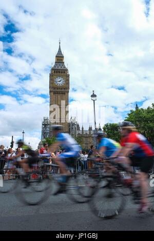 London, UK. 30. Juli 2017. Fahrer weiter die Houses of Parliament in den aufsichtsrechtlichen Fahrt London Radrennen 30. Juli 2017. Tausende von Amateur- und Profi-Radfahrer fahren 100 Mile Route durch London und Surrey Veredelung auf der Mall außerhalb Buckingham Palace. Bildnachweis: Claire Doherty/Pacific Press/Alamy Live-Nachrichten Stockfoto