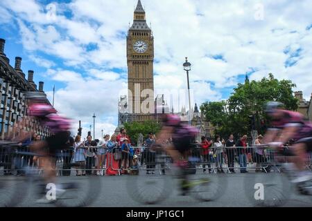 London, UK. 30. Juli 2017. Fahrer weiter die Houses of Parliament in den aufsichtsrechtlichen Fahrt London Radrennen 30. Juli 2017. Tausende von Amateur- und Profi-Radfahrer fahren 100 Mile Route durch London und Surrey Veredelung auf der Mall außerhalb Buckingham Palace. Bildnachweis: Claire Doherty/Pacific Press/Alamy Live-Nachrichten Stockfoto