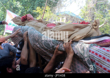 Anantnag, Indien. 30. Juli 2017. Kashmiri Dorfbewohner tragen Leiche des getöteten Kashmiri Rebel Shabir Ahmad Mir @ Zeeshan während einer Beerdigung an Mahind Bijbehara Dorf Anantnag District, 68 Km von Srinagar, wurde Mir zusammen mit einer anderen Mitarbeiterin Shakir Ah in eine Schießerei mit den Kräften in Tahab Pulwama getötet. Bildnachweis: Muneeb Ul Islam/Pacific Press/Alamy Live-Nachrichten Stockfoto