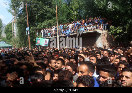 Anantnag, Indien. 30. Juli 2017. Menschen umgeben in der Nähe der Leiche des getöteten Kashmiri Rebel Shabir Ahmad Mir @ Zeeshan während einer Beerdigung an Mahind Bijbehara Dorf Anantnag District, 68 Km von Srinagar, wurde Mir zusammen mit einer anderen Mitarbeiterin Shakir Ah in eine Schießerei mit den Kräften in Tahab Pulwama getötet. Bildnachweis: Muneeb Ul Islam/Pacific Press/Alamy Live-Nachrichten Stockfoto
