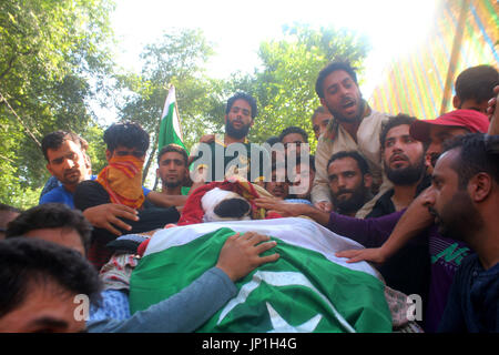 Anantnag, Indien. 30. Juli 2017. Menschen umgeben in der Nähe der Leiche des getöteten Kashmiri Rebel Shabir Ahmad Mir @ Zeeshan während einer Beerdigung an Mahind Bijbehara Dorf Anantnag District, 68 Km von Srinagar, wurde Mir zusammen mit einer anderen Mitarbeiterin Shakir Ah in eine Schießerei mit den Kräften in Tahab Pulwama getötet. Bildnachweis: Muneeb Ul Islam/Pacific Press/Alamy Live-Nachrichten Stockfoto
