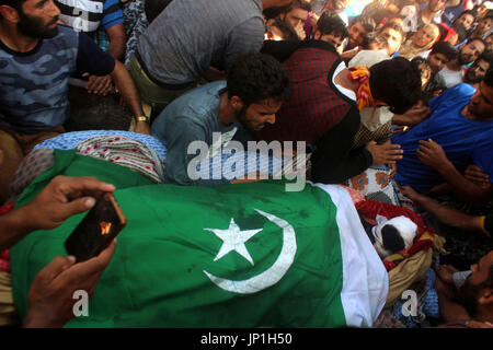 Anantnag, Indien. 30. Juli 2017. Menschen umgeben in der Nähe der Leiche des getöteten Kashmiri Rebel Shabir Ahmad Mir @ Zeeshan während einer Beerdigung an Mahind Bijbehara Dorf Anantnag District, 68 Km von Srinagar, wurde Mir zusammen mit einer anderen Mitarbeiterin Shakir Ah in eine Schießerei mit den Kräften in Tahab Pulwama getötet. Bildnachweis: Muneeb Ul Islam/Pacific Press/Alamy Live-Nachrichten Stockfoto