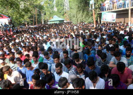 Anantnag, Indien. 30. Juli 2017. Tausenden angeboten Beerdigung ein Kashmiri Rebel Shabir Ahmad Mir @ Zeeshan bei Mahind Bijbehara Dorf Anantnag Bezirk, 68 Km von Srinagar, wurde Mir zusammen mit einer anderen Mitarbeiterin Shakir Ah in eine Schießerei mit den Kräften in Tahab Pulwama getötet. Bildnachweis: Muneeb Ul Islam/Pacific Press/Alamy Live-Nachrichten Stockfoto