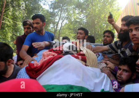 Anantnag, Indien. 30. Juli 2017. Menschen umgeben in der Nähe der Leiche des getöteten Kashmiri Rebel Shabir Ahmad Mir @ Zeeshan während einer Beerdigung an Mahind Bijbehara Dorf Anantnag District, 68 Km von Srinagar, wurde Mir zusammen mit einer anderen Mitarbeiterin Shakir Ah in eine Schießerei mit den Kräften in Tahab Pulwama getötet. Bildnachweis: Muneeb Ul Islam/Pacific Press/Alamy Live-Nachrichten Stockfoto