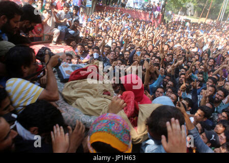 Anantnag, Indien. 30. Juli 2017. Kashmiri Dorfbewohner tragen Leiche des getöteten Kashmiri Rebel Shabir Ahmad Mir @ Zeeshan während einer Beerdigung an Mahind Bijbehara Dorf Anantnag District, 68 Km von Srinagar, wurde Mir zusammen mit einer anderen Mitarbeiterin Shakir Ah in eine Schießerei mit den Kräften in Tahab Pulwama getötet. Bildnachweis: Muneeb Ul Islam/Pacific Press/Alamy Live-Nachrichten Stockfoto
