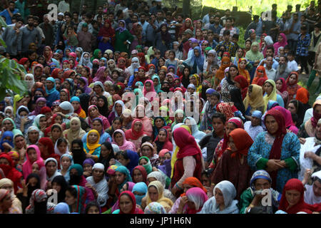 Anantnag, Indien. 30. Juli 2017. Kashmiri Frauen beobachten Trauerzug des getöteten Kashmiri Rebel Shabir Ahmad Mir @ Zeeshan während einer Beerdigung an Mahind Bijbehara Dorf Anantnag District, 68 Km von Srinagar, wurde Mir zusammen mit einer anderen Mitarbeiterin Shakir Ah in eine Schießerei mit den Kräften in Tahab Pulwama getötet. Bildnachweis: Muneeb Ul Islam/Pacific Press/Alamy Live-Nachrichten Stockfoto