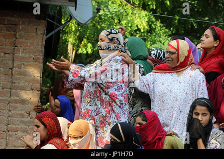 Anantnag, Indien. 30. Juli 2017. Angehörige von einem getöteten Kashmiri Rebel Shabir Ahmad Mir @ Zeeshan blickt nach toten Körper während einer Beerdigung an Mahind Bijbehara Dorf Anantnag District, 68 Km von Srinagar, wurde Mir zusammen mit einer anderen Mitarbeiterin Shakir Ah in eine Schießerei mit den Kräften in Tahab Pulwama getötet. Bildnachweis: Muneeb Ul Islam/Pacific Press/Alamy Live-Nachrichten Stockfoto