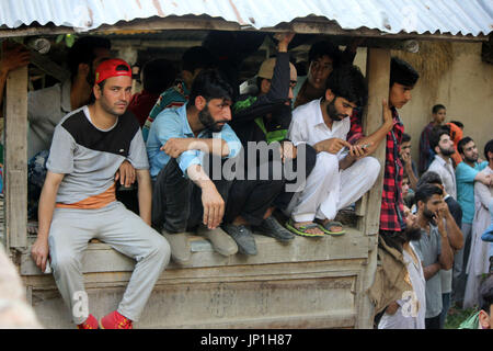 Anantnag, Indien. 30. Juli 2017. Kashmiri Dorfbewohner beobachten der Trauerzug des getöteten Kashmiri Rebel Shabir Ahmad Mir @ Zeeshan während einer Beerdigung an Mahind Bijbehara Dorf Anantnag District, 68 Km von Srinagar, wurde Mir zusammen mit einer anderen Mitarbeiterin Shakir Ah in eine Schießerei mit den Kräften in Tahab Pulwama getötet. Bildnachweis: Muneeb Ul Islam/Pacific Press/Alamy Live-Nachrichten Stockfoto