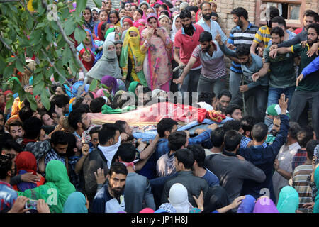 Anantnag, Indien. 30. Juli 2017. Kashmiri Dorfbewohner tragen Leiche des getöteten Kashmiri Rebel Shabir Ahmad Mir @ Zeeshan während einer Beerdigung an Mahind Bijbehara Dorf Anantnag District, 68 Km von Srinagar, wurde Mir zusammen mit einer anderen Mitarbeiterin Shakir Ah in eine Schießerei mit den Kräften in Tahab Pulwama getötet. Bildnachweis: Muneeb Ul Islam/Pacific Press/Alamy Live-Nachrichten Stockfoto