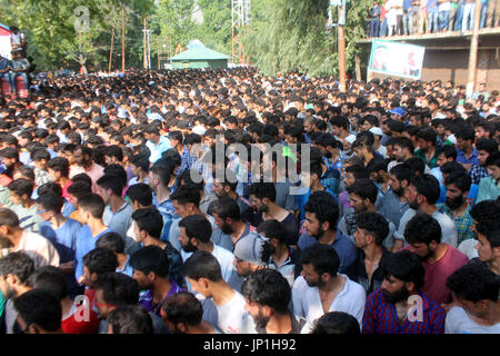Anantnag, Indien. 30. Juli 2017. Tausenden angeboten Beerdigung ein Kashmiri Rebel Shabir Ahmad Mir @ Zeeshan bei Mahind Bijbehara Dorf Anantnag Bezirk, 68 Km von Srinagar, wurde Mir zusammen mit einer anderen Mitarbeiterin Shakir Ah in eine Schießerei mit den Kräften in Tahab Pulwama getötet. Bildnachweis: Muneeb Ul Islam/Pacific Press/Alamy Live-Nachrichten Stockfoto