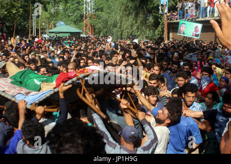 Anantnag, Indien. 30. Juli 2017. Kashmiri Dorfbewohner tragen Leiche des getöteten Kashmiri Rebel Shabir Ahmad Mir @ Zeeshan während einer Beerdigung an Mahind Bijbehara Dorf Anantnag District, 68 Km von Srinagar, wurde Mir zusammen mit einer anderen Mitarbeiterin Shakir Ah in eine Schießerei mit den Kräften in Tahab Pulwama getötet. Bildnachweis: Muneeb Ul Islam/Pacific Press/Alamy Live-Nachrichten Stockfoto