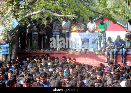 Anantnag, Indien. 30. Juli 2017. Kashmiri Dorfbewohner angeboten Beerdigung ein Kashmiri Rebel Shabir Ahmad Mir @ Zeeshan bei Mahind Bijbehara Dorf Anantnag Bezirk, 68 Km von Srinagar, wurde Mir zusammen mit einer anderen Mitarbeiterin Shakir Ah in eine Schießerei mit den Kräften in Tahab Pulwama getötet. Bildnachweis: Muneeb Ul Islam/Pacific Press/Alamy Live-Nachrichten Stockfoto