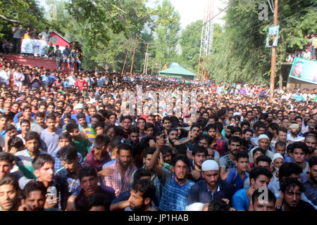 Anantnag, Indien. 30. Juli 2017. Tausende besuchen Beerdigung ein Kashmiri Rebel Shabir Ahmad Mir @ Zeeshan an Mahind Bijbehara Dorf Anantnag District, 68 Km von Srinagar, wurde Mir zusammen mit einer anderen Mitarbeiterin Shakir Ah in eine Schießerei mit den Kräften in Tahab Pulwama getötet. Bildnachweis: Muneeb Ul Islam/Pacific Press/Alamy Live-Nachrichten Stockfoto