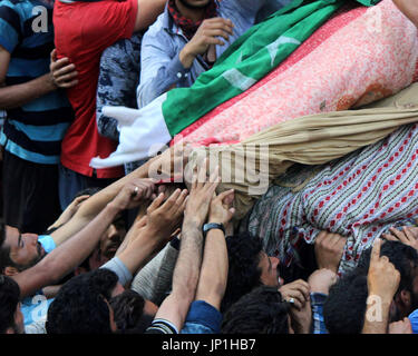 Anantnag, Indien. 30. Juli 2017. Kashmiri Jugendlichen berührt die Füße ein Kashmiri getötet erschlagen Rebel Shabir Ahmad Mir @ Zeeshan während einer Beerdigung an Mahind Bijbehara Dorf Anantnag District, 68 Km von Srinagar, wurde Mir zusammen mit einer anderen Mitarbeiterin Shakir Ah in eine Schießerei mit den Kräften in Tahab Pulwama getötet. Bildnachweis: Muneeb Ul Islam/Pacific Press/Alamy Live-Nachrichten Stockfoto