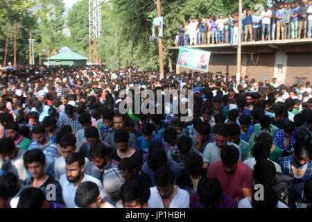 Anantnag, Indien. 30. Juli 2017. Tausenden angeboten Beerdigung ein Kashmiri Rebel Shabir Ahmad Mir @ Zeeshan bei Mahind Bijbehara Dorf Anantnag Bezirk, 68 Km von Srinagar, wurde Mir zusammen mit einer anderen Mitarbeiterin Shakir Ah in eine Schießerei mit den Kräften in Tahab Pulwama getötet. Bildnachweis: Muneeb Ul Islam/Pacific Press/Alamy Live-Nachrichten Stockfoto