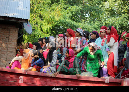 Anantnag, Indien. 30. Juli 2017. Kashmiri Frauen beobachten Trauerzug des getöteten Kashmiri Rebel Shabir Ahmad Mir @ Zeeshan während einer Beerdigung an Mahind Bijbehara Dorf Anantnag District, 68 Km von Srinagar, wurde Mir zusammen mit einer anderen Mitarbeiterin Shakir Ah in eine Schießerei mit den Kräften in Tahab Pulwama getötet. Bildnachweis: Muneeb Ul Islam/Pacific Press/Alamy Live-Nachrichten Stockfoto