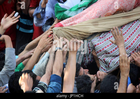 Anantnag, Indien. 30. Juli 2017. Kashmiri Jugendlichen berührt die Füße ein Kashmiri getötet erschlagen Rebel Shabir Ahmad Mir @ Zeeshan während einer Beerdigung an Mahind Bijbehara Dorf Anantnag District, 68 Km von Srinagar, wurde Mir zusammen mit einer anderen Mitarbeiterin Shakir Ah in eine Schießerei mit den Kräften in Tahab Pulwama getötet. Bildnachweis: Muneeb Ul Islam/Pacific Press/Alamy Live-Nachrichten Stockfoto