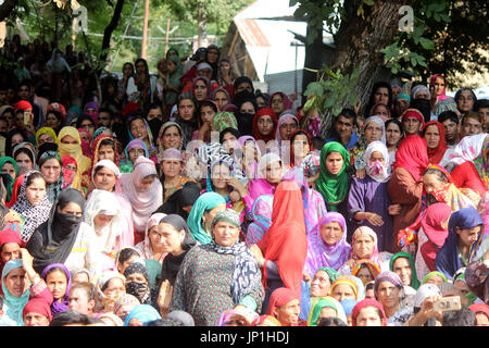 Anantnag, Indien. 30. Juli 2017. Kashmiri Frauen beobachten Trauerzug des getöteten Kashmiri Rebel Shabir Ahmad Mir @ Zeeshan während einer Beerdigung an Mahind Bijbehara Dorf Anantnag District, 68 Km von Srinagar, wurde Mir zusammen mit einer anderen Mitarbeiterin Shakir Ah in eine Schießerei mit den Kräften in Tahab Pulwama getötet. Bildnachweis: Muneeb Ul Islam/Pacific Press/Alamy Live-Nachrichten Stockfoto