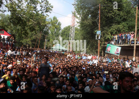 Anantnag, Indien. 30. Juli 2017. Tausende besuchen Beerdigung ein Kashmiri Rebel Shabir Ahmad Mir @ Zeeshan an Mahind Bijbehara Dorf Anantnag District, 68 Km von Srinagar, wurde Mir zusammen mit einer anderen Mitarbeiterin Shakir Ah in eine Schießerei mit den Kräften in Tahab Pulwama getötet. Bildnachweis: Muneeb Ul Islam/Pacific Press/Alamy Live-Nachrichten Stockfoto