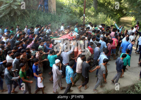 Anantnag, Indien. 30. Juli 2017. Kashmiri Dorfbewohner tragen Leiche des getöteten Kashmiri Rebel Shabir Ahmad Mir @ Zeeshan während einer Beerdigung an Mahind Bijbehara Dorf Anantnag District, 68 Km von Srinagar, wurde Mir zusammen mit einer anderen Mitarbeiterin Shakir Ah in eine Schießerei mit den Kräften in Tahab Pulwama getötet. Bildnachweis: Muneeb Ul Islam/Pacific Press/Alamy Live-Nachrichten Stockfoto
