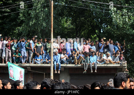 Anantnag, Indien. 30. Juli 2017. Kashmiri Dorfbewohner beobachten Trauerzug des getöteten Kashmiri Rebel Shabir Ahmad Mir @ Zeeshan während einer Beerdigung an Mahind Bijbehara Dorf Anantnag District, 68 Km von Srinagar, wurde Mir zusammen mit einer anderen Mitarbeiterin Shakir Ah in eine Schießerei mit den Kräften in Tahab Pulwama getötet. Bildnachweis: Muneeb Ul Islam/Pacific Press/Alamy Live-Nachrichten Stockfoto