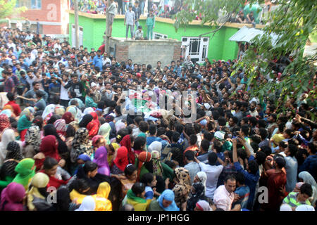 Anantnag, Indien. 30. Juli 2017. Kashmiri Dorfbewohner tragen Leiche des getöteten Kashmiri Rebel Shabir Ahmad Mir @ Zeeshan während einer Beerdigung an Mahind Bijbehara Dorf Anantnag District, 68 Km von Srinagar, wurde Mir zusammen mit einer anderen Mitarbeiterin Shakir Ah in eine Schießerei mit den Kräften in Tahab Pulwama getötet. Bildnachweis: Muneeb Ul Islam/Pacific Press/Alamy Live-Nachrichten Stockfoto