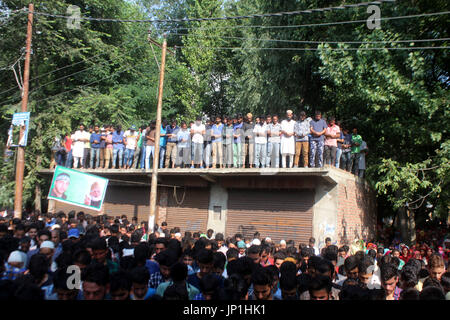 Anantnag, Indien. 30. Juli 2017. Tausende besuchen Beerdigung ein Kashmiri Rebel Shabir Ahmad Mir @ Zeeshan an Mahind Bijbehara Dorf Anantnag District, 68 Km von Srinagar, wurde Mir zusammen mit einer anderen Mitarbeiterin Shakir Ah in eine Schießerei mit den Kräften in Tahab Pulwama getötet. Bildnachweis: Muneeb Ul Islam/Pacific Press/Alamy Live-Nachrichten Stockfoto