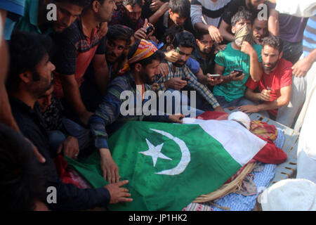 Anantnag, Indien. 30. Juli 2017. Menschen umgeben in der Nähe der Leiche des getöteten Kashmiri Rebel Shabir Ahmad Mir @ Zeeshan während einer Beerdigung an Mahind Bijbehara Dorf Anantnag District, 68 Km von Srinagar, wurde Mir zusammen mit einer anderen Mitarbeiterin Shakir Ah in eine Schießerei mit den Kräften in Tahab Pulwama getötet. Bildnachweis: Muneeb Ul Islam/Pacific Press/Alamy Live-Nachrichten Stockfoto
