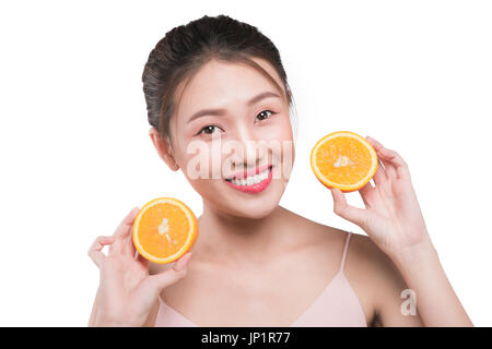 Porträt von schönen asiatischen Mädchen mit schwarzen Haaren mit orange Stockfoto