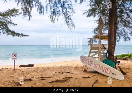 sandigen Strand von Phuket, Thailand mit leeren Küstenwachstation mit Rettung Surfbrett und Schwimmen verboten Schild Stockfoto