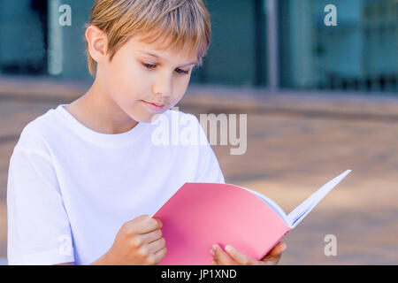 Schüler lesen Bücher. Kind Hausaufgaben im Freien. Zurück zum Schulkonzept. Stockfoto