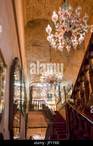 Murano, Venedig, Italien - 28. April 2012: Innenraum einer Glasfabrik anzeigen Zimmer auf Murano, Venedig, Italien. Murano Glasbläser haben Glasherstellung in Europa seit Jahrhunderten geführt. Stockfoto