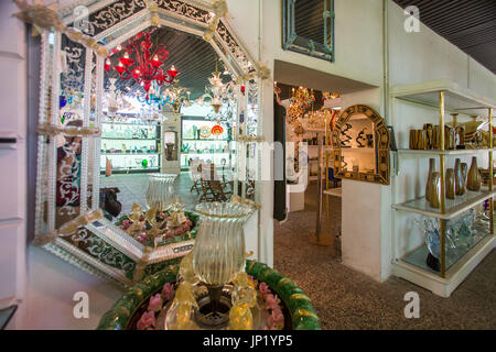 Murano, Venedig, Italien - anzeigen April 28, 2012:Interior eine Glasfabrik Zimmer auf Murano, Venedig, Italien. Murano Glasbläser haben Glasherstellung in Europa seit Jahrhunderten geführt. Stockfoto