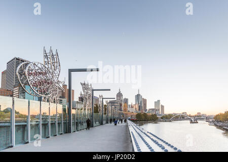 Melbourne, Victoria, Australien - 5. Mai 2013: Der Reisenden Skulpturen, Sandridge Bridge, Melbourne, Australien Stockfoto