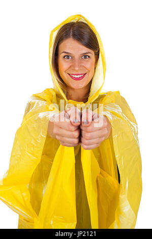 Bild von attraktiven kaukasische Frau in einem gelben Regenmantel, auf isolierte Hintergrund posiert Stockfoto