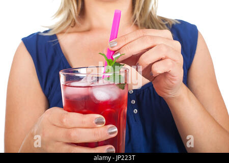 Nahaufnahme Bild einer jungen Frau mit einem Glas Himbeersaft mit Eis und Minze auf isolierte Hintergrund Stockfoto